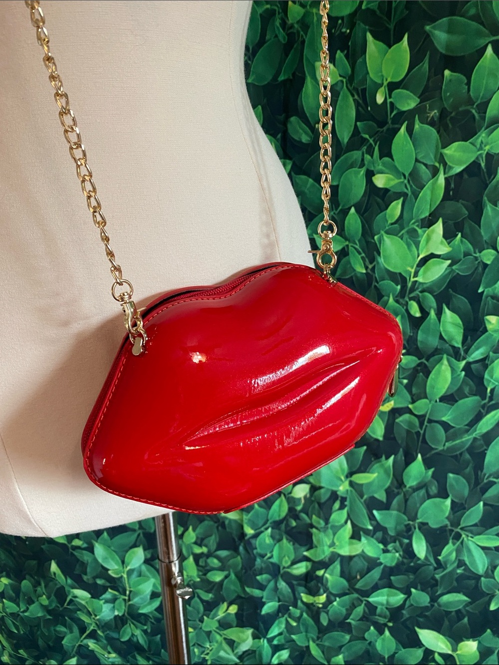 Glossy Red Lip Crossbody Bag with Gold Chain Strap - Picture 4 of 6